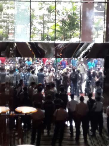 Jebol Kaca Plaza 89, Ini Penampakan Aksi Para Pendemo Jebol Kaca Plaza 89, Ini Penampakan Aksi Para Pendemo