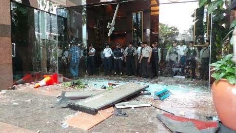 Foto Kaca di Lobi Plaza 89 yang Hancur Dipecahkan Pendemo Freeport Foto Kaca di Lobi Plaza 89 yang Hancur Dipecahkan Pendemo Freeport