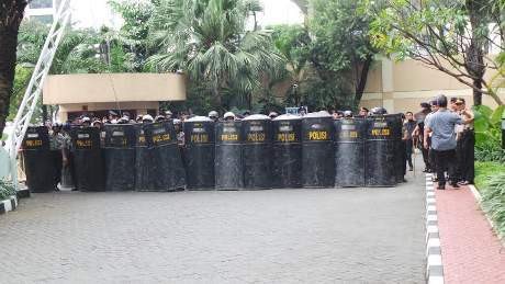 Pendemo Freeport di Plaza 89 Kini Bakar Ban, Polisi Bersenjata Berdatangan Pendemo Freeport di Plaza 89 Kini Bakar Ban, Polisi Bersenjata Berdatangan