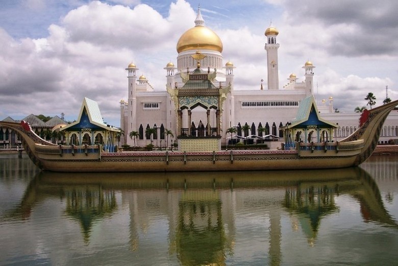 Masjid Omar Ali Saifuddin, ikon pariwisatanya Brunei Darussalam (Iqbal/detikTravel) Masjid Omar Ali Saifuddin, ikon pariwisatanya Brunei Darussalam (Iqbal/detikTravel)