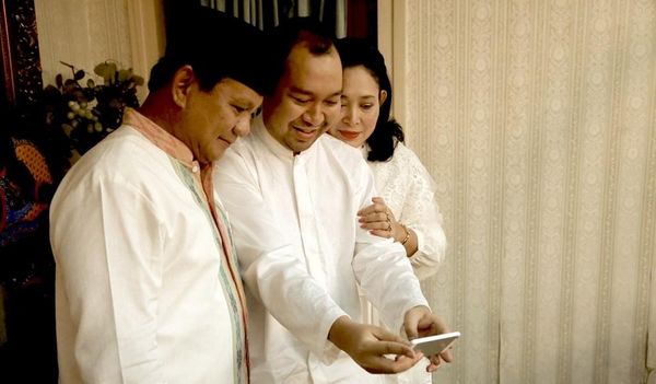 Aneka Pose Harmonisnya Prabowo, Titiek, dan Didit di Momen Lebaran