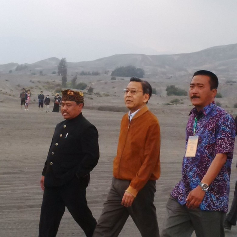 Ketika Wapres Boediono Terpesona Keindahan Gunung Bromo Ketika Wapres Boediono Terpesona Keindahan Gunung Bromo