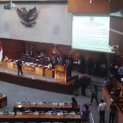 UU Hak Cipta Disahkan, Bimbo Nyanyi Sajadah Panjang di Paripurna DPR UU Hak Cipta Disahkan, Bimbo Nyanyi Sajadah Panjang di Paripurna DPR