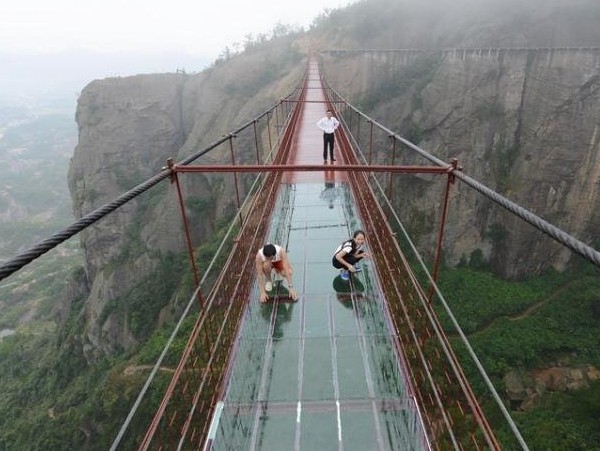 Inikah Jembatan Kaca Paling Mengerikan di China?