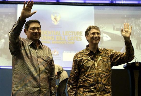 Bill Gates mengenakan Batik pada kunjungan pertamanya ke Indonesia yaitu 9 mei 2008 lalu.