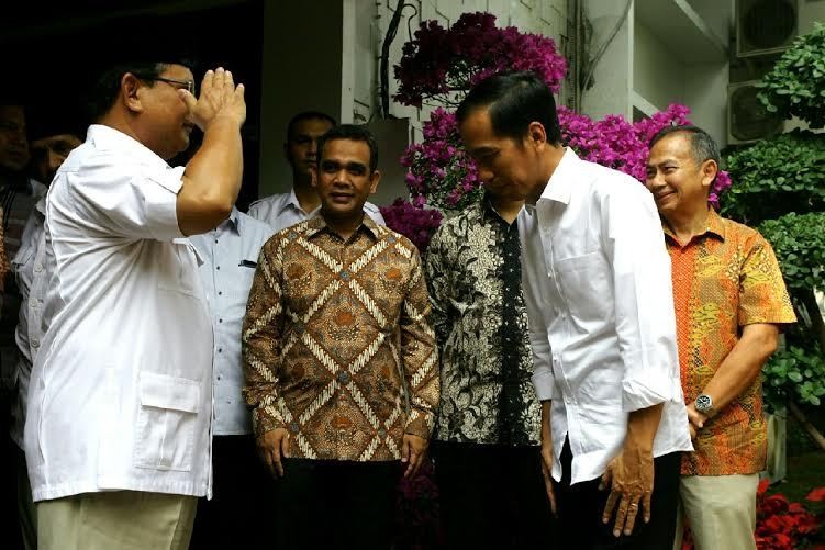 Hasil gambar untuk prabowo hormat jokowi