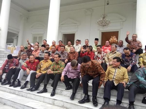 Begini Gaya Ceria Jokowi dan para Gubernur Nongkrong 