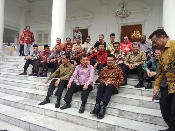 Begini Gaya Ceria Jokowi dan para Gubernur Nongkrong 