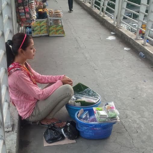 Ninih Penjual Gethuk Cantik di Jembatan Kuningan punya Cita-cita Kerja di Taiwan Ninih Penjual Gethuk Cantik di Jembatan Kuningan punya Cita-cita Kerja di Taiwan