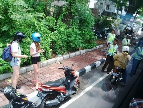 Turis Bule pun Terkena Razia Polisi Turis Bule pun Terkena Razia Polisi