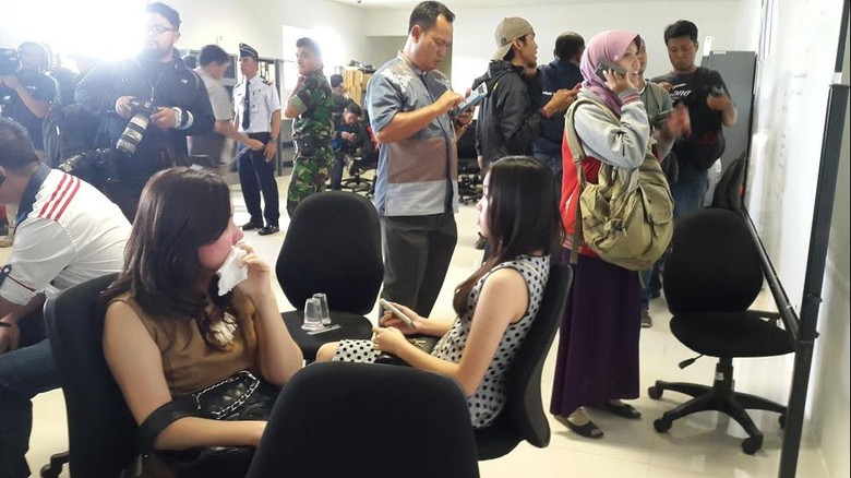 Duka Keluarga Penumpang AirAsia QZ8501 di Bandara Juanda Duka Keluarga Penumpang AirAsia QZ8501 di Bandara Juanda