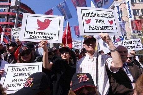 Unjuk rasa menentang pemblokiran Twitter di Turki Maret 2014 lalu (gettyimages) Unjuk rasa menentang pemblokiran Twitter di Turki Maret 2014 lalu (gettyimages)