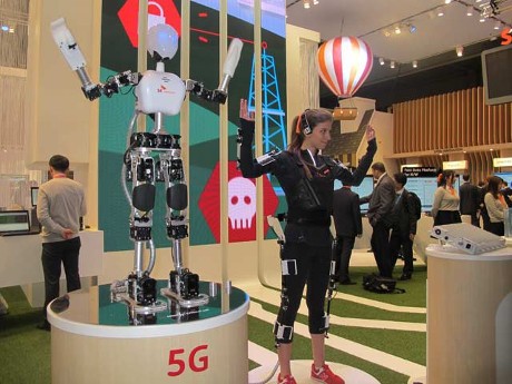 Demo robot dengan koneksi 5G (ash/detikINET) Demo robot dengan koneksi 5G (ash/detikINET)