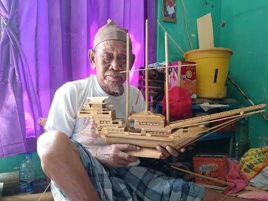 Murah Murah! Siapa Mau Beli Miniatur Kapal Pinisi Buatan Kakek Sukardi? Murah Murah! Siapa Mau Beli Miniatur Kapal Pinisi Buatan Kakek Sukardi?