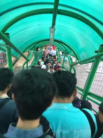 Banyak Orang Desak-desakan Masuk dan Keluar Stasiun Bogor Lewat JPO Banyak Orang Desak-desakan Masuk dan Keluar Stasiun Bogor Lewat JPO