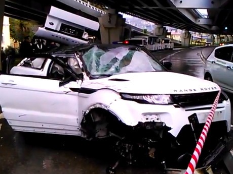 Mobil Terjun dari Jalan Layang, Sopir Range Rover Ini Selamat Mobil Terjun dari Jalan Layang, Sopir Range Rover Ini Selamat