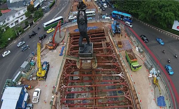 Melihat Megahnya Proyek MRT di Patung Pemuda Senayan dari Melihat Megahnya Proyek MRT di Patung Pemuda Senayan dari