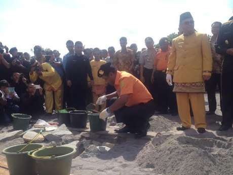 Keluarga Korban QZ8501 Berharap di Surabaya Juga Dibuatkan Monumen Keluarga Korban QZ8501 Berharap di Surabaya Juga Dibuatkan Monumen