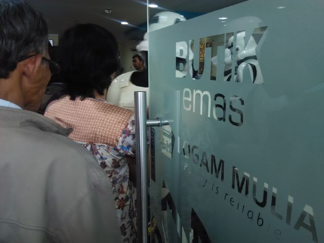 Ada Program Beli Emas Dapat Gratis, Butik Antam Dipadati 