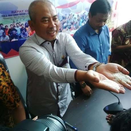 Ini Cara Pengujian Sucofindo pada Bulir Beras yang Dibuat dari Plastik Ini Cara Pengujian Sucofindo pada Bulir Beras yang Dibuat dari Plastik