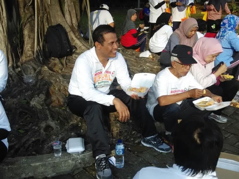 Mentan Amran Pagi Ini: Senam, Makan Nasi Jagung, Bagi-bagi E-Money Mentan Amran Pagi Ini: Senam, Makan Nasi Jagung, Bagi-bagi E-Money