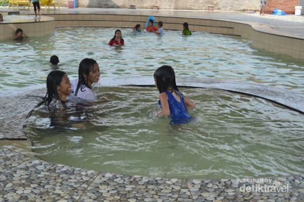 Serunya Main Air di Owabong Waterpark, Purbalingga