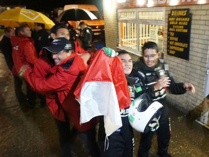 Saat Merah Putih Berkibar di Brafield Inggris Saat Merah Putih Berkibar di Brafield Inggris