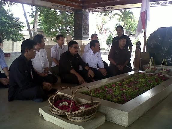 Blusukan ke Blitar, Mentan Sempatkan Ziarah ke Makam Bung Karno Blusukan ke Blitar, Mentan Sempatkan Ziarah ke Makam Bung Karno