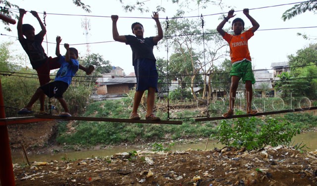 Keceriaan Anak-anak Bantaran Kali Ciliwung