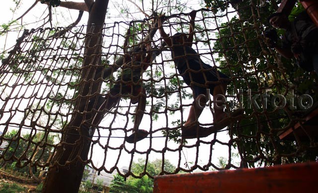 Keceriaan Anak-anak Bantaran Kali Ciliwung