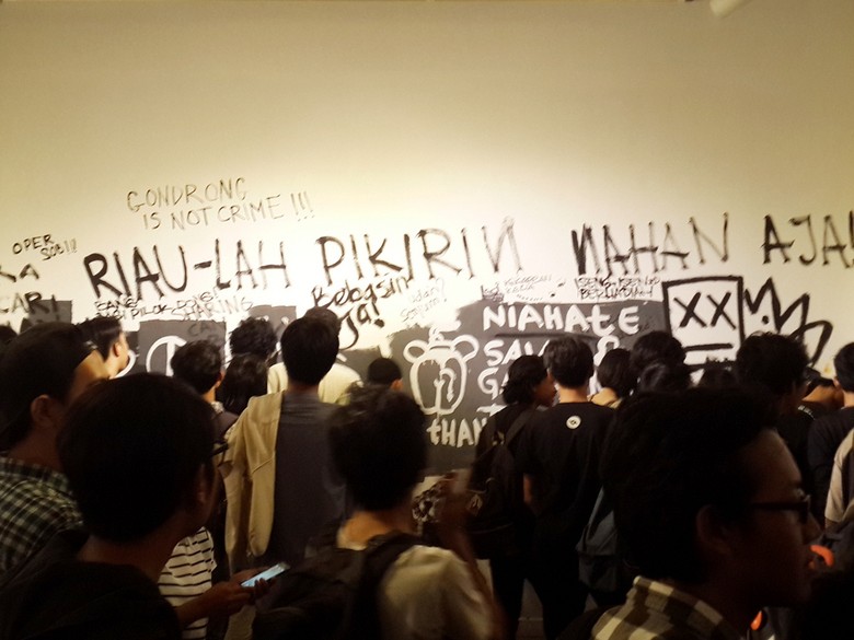 Pengunjung Pameran Visual Jalanan Bebas Selfie dan Coret Pengunjung Pameran Visual Jalanan Bebas Selfie dan Coret