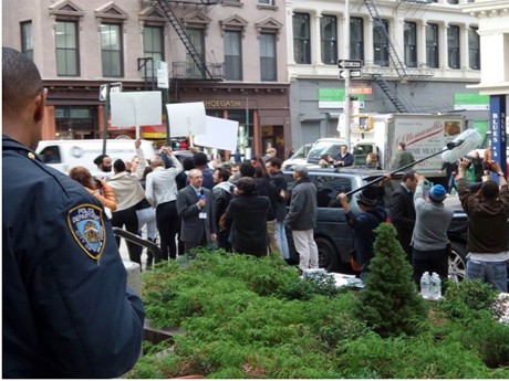 Syuting Film Bulan Terbelah di Langit Amerika Dijaga NYPD Syuting Film Bulan Terbelah di Langit Amerika Dijaga NYPD