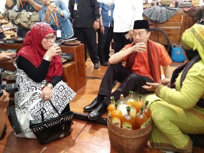 Beda Tampilan, Mendag Lembong Berpeci dan Pakai Sarung Betawi Beda Tampilan, Mendag Lembong Berpeci dan Pakai Sarung Betawi