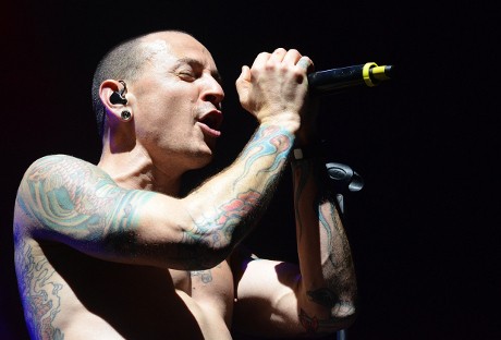 Hasil gambar untuk vokalis linkin park meninggal