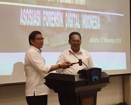 (ki-ka): Menkominfo Rudiantara dan Kabareskrim Komjen Anang Iskandar (afr/detikINET) (ki-ka): Menkominfo Rudiantara dan Kabareskrim Komjen Anang Iskandar (afr/detikINET)