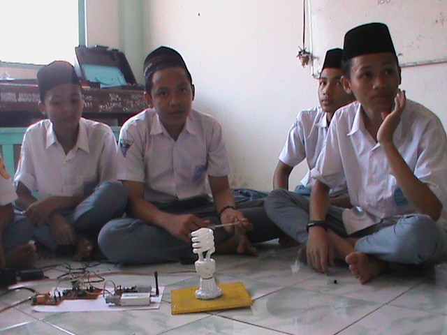 Inovasi buatan siswa SMU Nurul Jadid (M Rofiq/detikINET) Inovasi buatan siswa SMU Nurul Jadid (M Rofiq/detikINET)