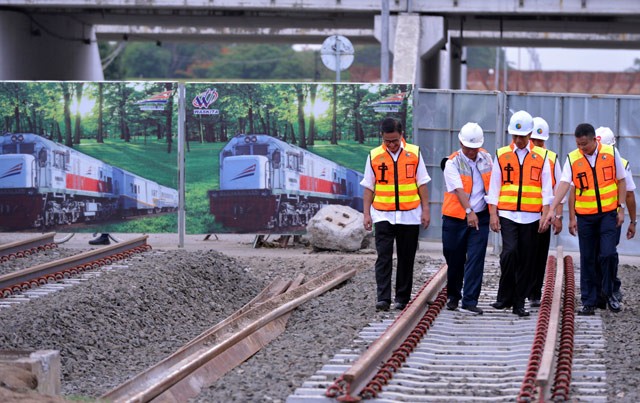 Jokowi Pantau Proyek Kereta Bandara Soekarno-Hatta