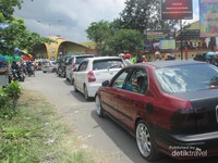 Antrian kendaraan menuju pintu Kelud. Jam sebelas siang, pintu Kelud ditutup untuk kendaraan roda empat, dengan alasan tempat parkir penuh. Hanya kendaraan roda dua yang masih diperbolehkan masuk. Untuk yang mengendarai mobil, bisa diparkir di luar gerbang Kelud, kemudian meneruskan ke atas menggunakan angkutan dengan tiket seharga Rp 13.000,00 PP. Antrian kendaraan menuju pintu Kelud. Jam sebelas siang, pintu Kelud ditutup untuk kendaraan roda empat, dengan alasan tempat parkir penuh. Hanya kendaraan roda dua yang masih diperbolehkan masuk. Untuk yang mengendarai mobil, bisa diparkir di luar gerbang Kelud, kemudian meneruskan ke atas menggunakan angkutan dengan tiket seharga Rp 13.000,00 PP.