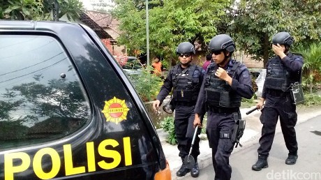 Polisi saat memburu terduga teroris. (Foto: Enggran Eko Budianto/detikcom) Polisi saat memburu terduga teroris. (Foto: Enggran Eko Budianto/detikcom)