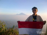Berlatar pegunungan Berlatar pegunungan