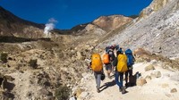 Saat melintasi kawasan kawah bau belerang menyengat, baiknya membawa masker. Saat melintasi kawasan kawah bau belerang menyengat, baiknya membawa masker.