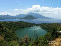 Keindahan Danau Ngade dengan background Pulau Maitara dan Pulau Tidore membuatku tak berhenti terkagum-kagum Keindahan Danau Ngade dengan background Pulau Maitara dan Pulau Tidore membuatku tak berhenti terkagum-kagum