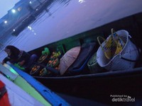 Seorang Ibu-Ibu Pedagang Menawarkan Buah-Buahan Kepada Konsumen di Kapal Kami Seorang Ibu-Ibu Pedagang Menawarkan Buah-Buahan Kepada Konsumen di Kapal Kami