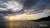 Pemandangan matahari terbit yang tersaji dari tengah laut Ternate Pemandangan matahari terbit yang tersaji dari tengah laut Ternate