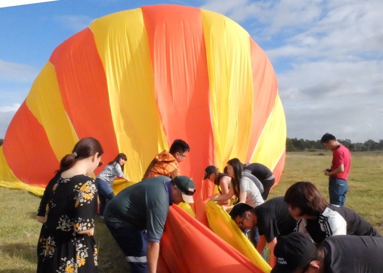 Naik Balon Udara, Turunnya Melipat 'Sleeping Bag' Raksasa