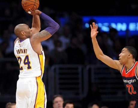 Menunggu Lemparan Terakhir Kobe di Staples Center Menunggu Lemparan Terakhir Kobe di Staples Center
