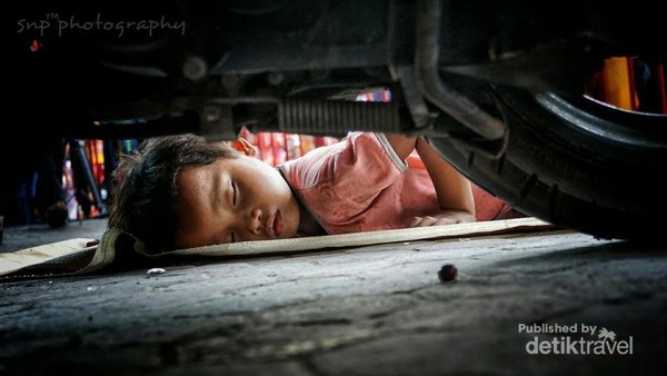 Tidur beralaskan debu jalanan. Itulah yang dirasakan beberapa anak jalanan di Jakarta. Kondisi ini harus menggugah jiwa sosial kita. Tidur beralaskan debu jalanan. Itulah yang dirasakan beberapa anak jalanan di Jakarta. Kondisi ini harus menggugah jiwa sosial kita.
