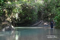 Perjalanan menuju Air Terjun, menyusuri kali Perjalanan menuju Air Terjun, menyusuri kali