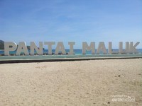 Di depan pantai, terdapat ikon tulisan nama Pantai Maluk Di depan pantai, terdapat ikon tulisan nama Pantai Maluk