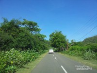 Jalan menuju tempat ini pengunjung melewati alam yang hijau dan angin yang segar di sepanjang perjalanan Jalan menuju tempat ini pengunjung melewati alam yang hijau dan angin yang segar di sepanjang perjalanan